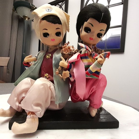 Vintage 1970's Pair of Bradley Asian Dolls on Lacquered Platform - Picture 5 of 11